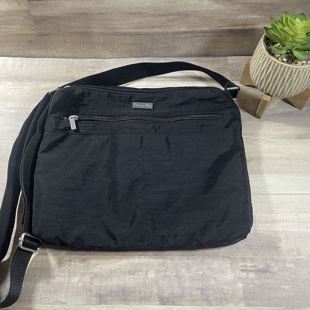 Baggallini Crossbody Shoulder Bag Black Nylon Travel Casual Zippered Everyday
